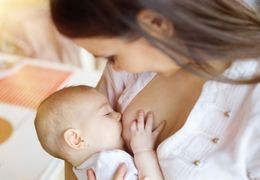 Que faire si votre bébé a tendance à s’endormir au sein ?