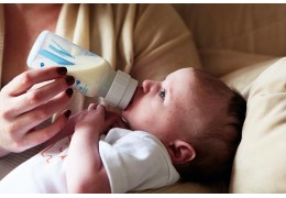 Donner le biberon : mode d’emploi pour combler votre nourrisson